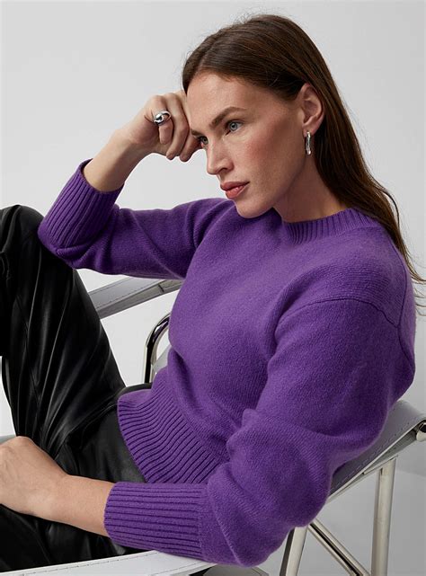 pull laine fendi|Pull en laine violet foncé .